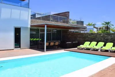 Image de Logement de vacances \"Villa de 5 chambres à Playa del Duque\" avec piscine privée