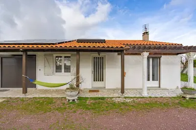 Image de Maison à Médis avec jardin et terrasse