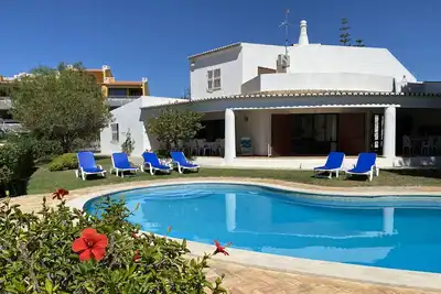 Image de Villa 'Júlia et Tavares' avec vue sur la mer, piscine privée et Wi-Fi