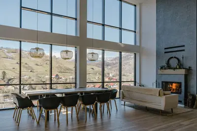 Image de A modern chalet located on a hill with an extraordinary view