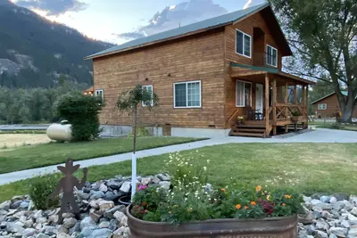 Image de Wake up to Wild Life, River & Mountain View!