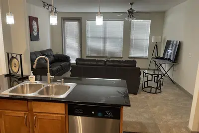 Image de Cozy family sized apartment in the uptown area