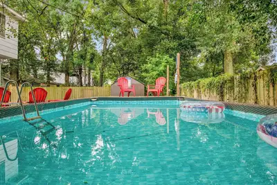Image de Huge Deck & Pool! Near Downtown - Modern Cottage