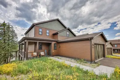 Image de Elevated Mountain Retreat—Private, Spacious, Minutes from Adventure