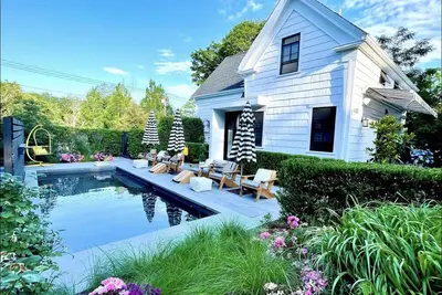 Image de Unique Sandwich Barn/House Compound - walk to beach and shops!