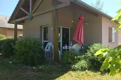Image de Chalet dans résidence de vacances avec vue sur le lot
