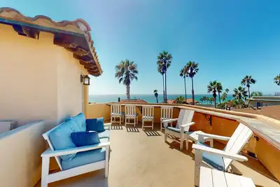 Beautiful 2-story condo near the beach with rooftop deck, gas grill, ocean views