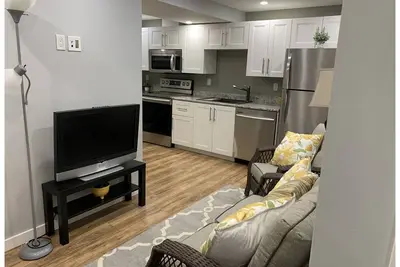 Image de Fresh and  newly renovated 2 bedroom  bsmt suite. Fully furnished 2 min 2 hosptl