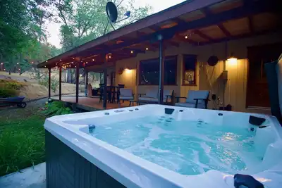 Image de Cozy Mid-Century cottage near Sierra National Forest and Yosemite Park.