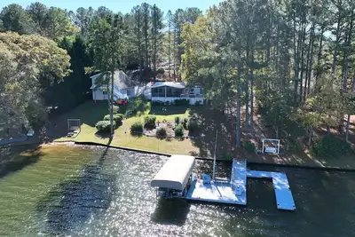 Image de Lake Oconee 300ft waterfront property with max dock & guesthouse