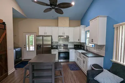 Image de Full Kitchen with in Unit Washer/Dryer. Private Entrance & no contact check-in