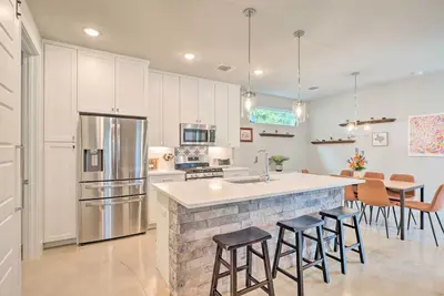 Image de Gorgeous Georgetown Home, Walk to the Square!