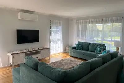 Image de Beachside cottage, walk to the beach!