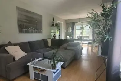 Image de Cheerful Bright Home (Sleeps up to 12ppl)