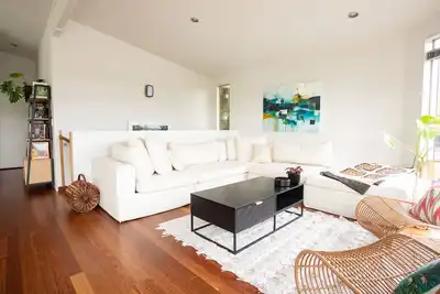 Image de Central Raglan Stylish Retreat with Sea Views