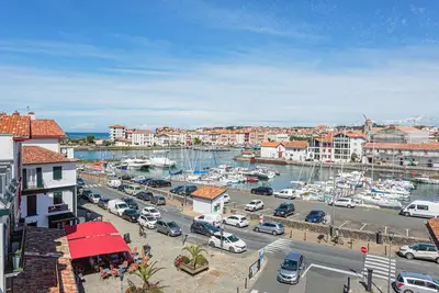 Centre historique de Ciboure, proche port, commerces et marché