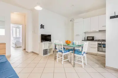 Image de Cozy apartment of 45 sqm, able to accommodate up to 4 people, located on the ground floor of a period building. The property is located in the Ponte alla Vittoria area, a few minutes on foot from the Cascine Park, and constitutes the ideal solution to vi