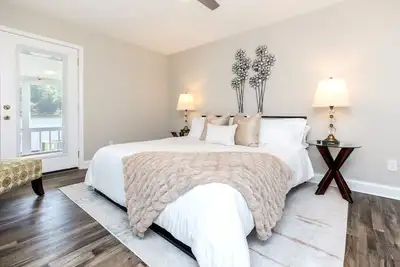 Image de AtHome+1 Stay | Lakefront 3br | Rafb