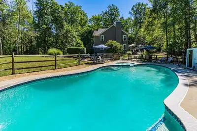 Image de Escape the city to this Spacious and Clean 5br / 3. 5ba home with a Heated Pool and Spa on 8 Acres in Horse & Wine Country