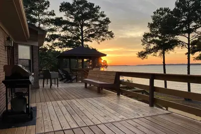 Image de Gilbert Lakefront Retreat w/ Private Dock!