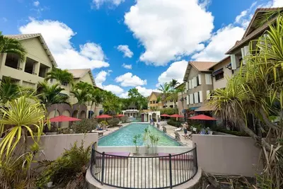 Image de Luxury Resort Apartment in Cairns North – Spacious Retreat with Balcony & Resort-Style Amenities!