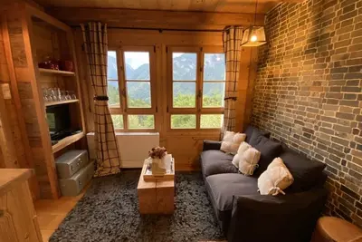 Image de Small cozy nest perched in the mountains