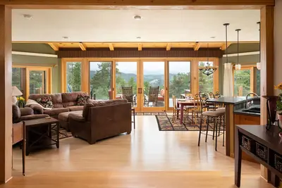 Image de Spacious 4 Br mountain home with pool table, hot tub, and incredible views