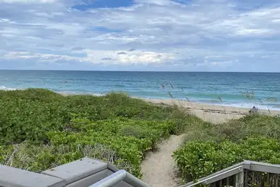Image de Walk to the beach and pool.