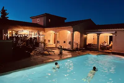 Image de Villa 10 personnes avec piscine, proche du village