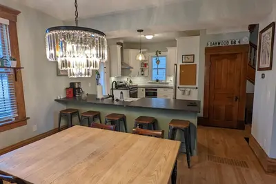 Image de Beautiful restored home in historic Old Oaks! Close to downtown!