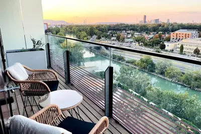 Image de Sunrise over the park (Prater) and roof terrace pool