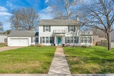 Image de Charming 4br family home w/ private deck off master, big yard and patio