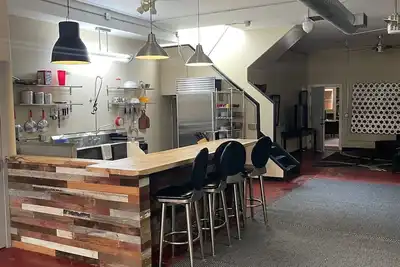 Image de Downtown historic industrial loft, dog-friendly, sleeps 15+