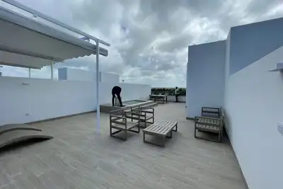 Image de 2 Bedroom Penthouse - with Rooftop Picuzzi. 3 min to the beach! !