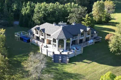 Image de Crestview Estate 5 acres-heated pool-5min to strip