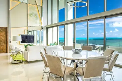 Image de 4 Bedroom, 6 Bath, Penthouse Loft w/ Kitchen, Outdoor Patio & roof top jacuzzi