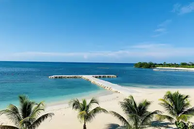 Image de Modern 3 Bedroom Beachfront Villa