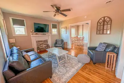 Image de Very Clean, Modern Cottage with Hot Tub!