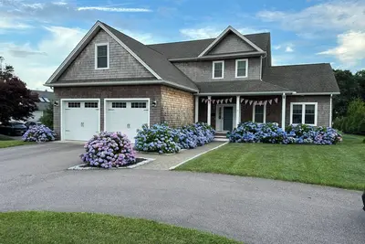 Image de Views down The Misquamicut Club fairways to the ocean! \n3 en suite bedrooms!