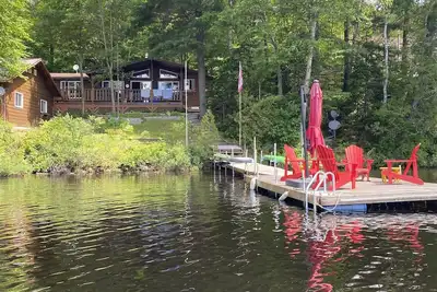 Image de Comfy Muskoka cottage on a quiet bay for year round fun and relaxation