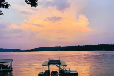 Image de Welcome to \"The Lilly Pad\" Waterfront Resort Cottage at Smith Lake!