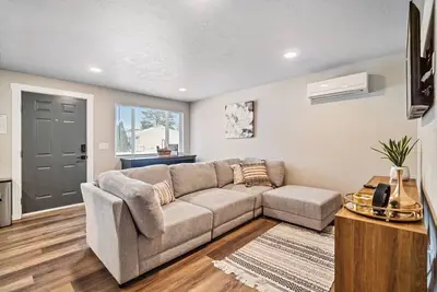Image de Centrally Located & Updated 2 Bed Apt