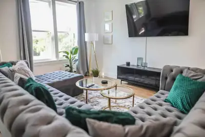 Image de Bright, Three Story With Views of Downtown Htx