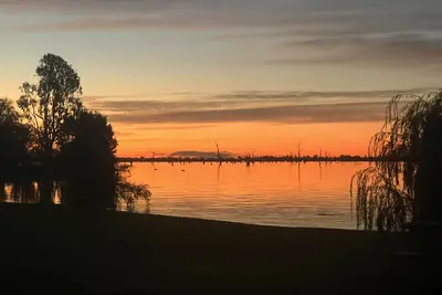 Image de Luxury resort style living on Lake Mulwala with breathtaking views & pool/sauna!