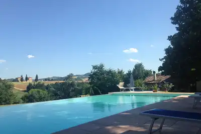 Image de Piscine et détente sur les collines de Bologne entre art, moteurs, cuisine