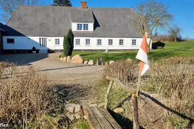 Image de Former farm with some small animals, close to the beach