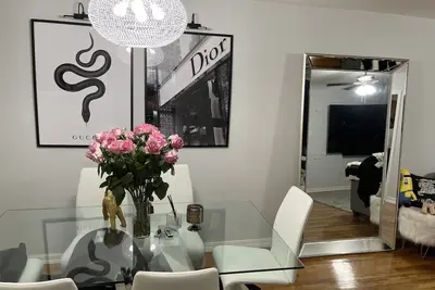 Lovely 2 bed/ bathroom apartment with open parking