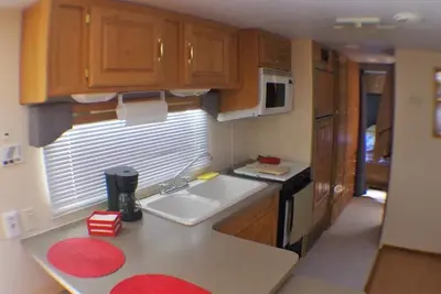 Image de Rv on private lot with pool 10 min walk to the beach