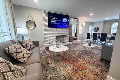 Image de Fun 4 Br 2 bath Full renovated house w/ driveway