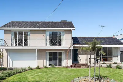 Image de Beachside Retreat - Game of pool after the beach anyone?